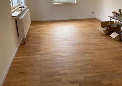 Holzbodenbelag nit Fenster