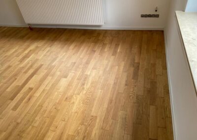 Holzbodenbelag und Heizkörper