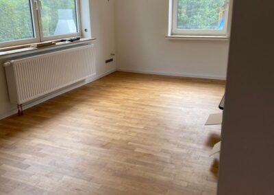 Holzbodenbelag in Raum mit Fenstern